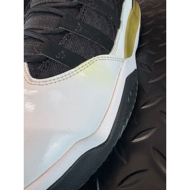 Air Jordan Max Aura GS Golden Knights CQ9544-100 Womens sneakers size 8.5 or 7Y5