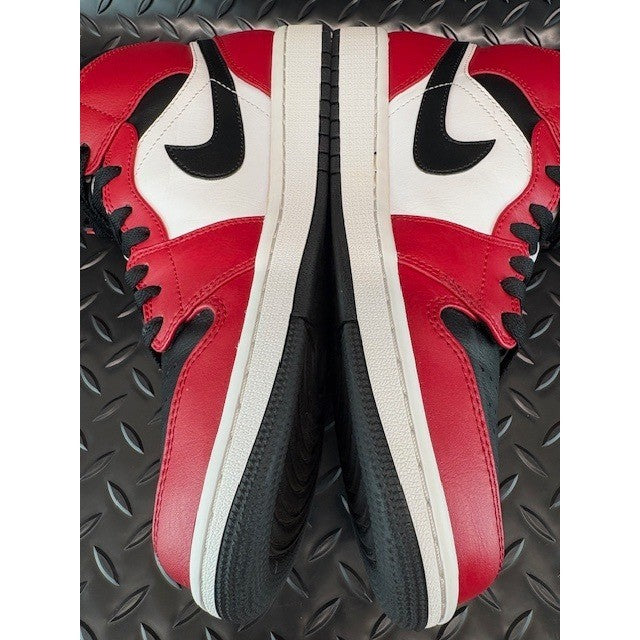 Jordan 1 Mid Chicago Toe Red Black White 554724-069 Mens sneakers size 9.56